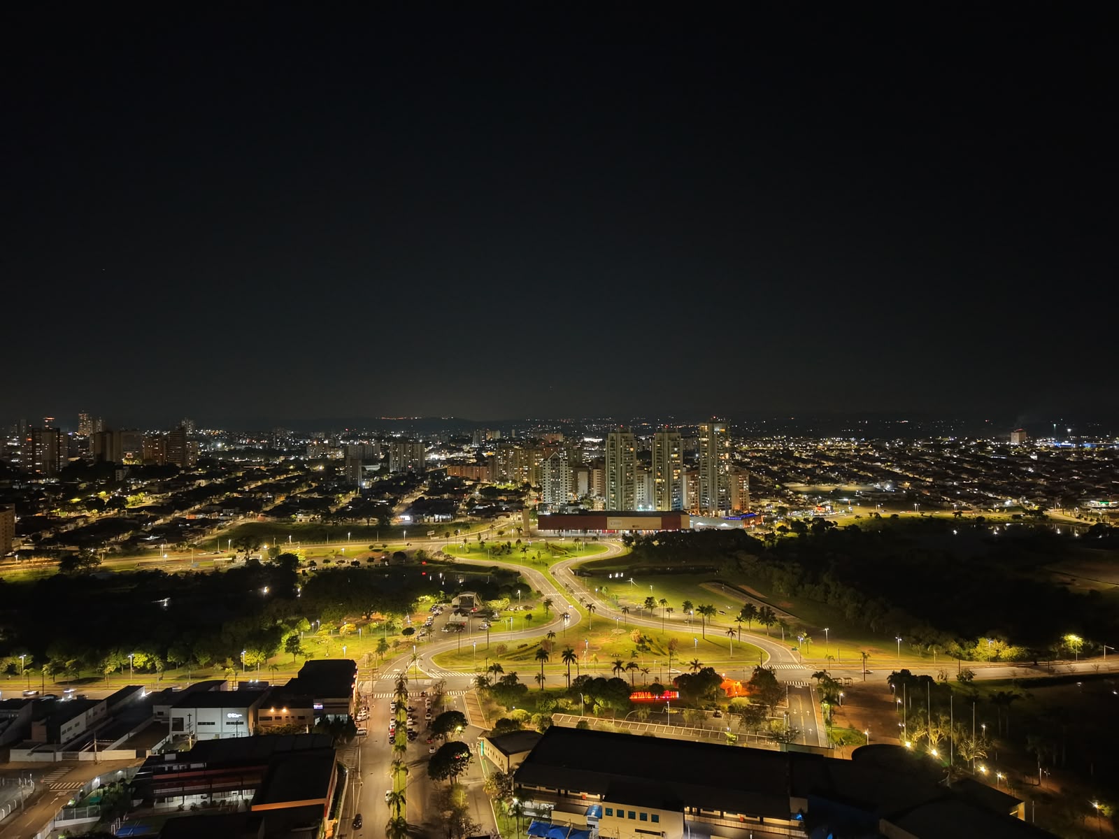Vista aérea noturna da cidade